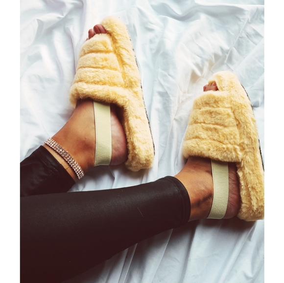 🚨LAST CHANCE// yellow fur slides - Picture 2 of 3